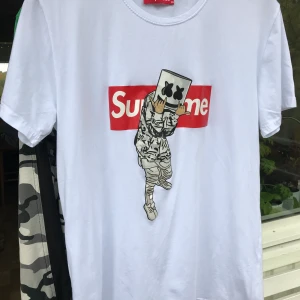 T-shirt supreme - Bra replika. Så gott som oanvänd. Storlek motsvarande S. Bjuder på frakt. 