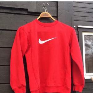 Säljer vidare denna fina röda sweatshirt som är köpt här på Plick (lånad bild). Tröjan saknar lapp men uppskattas till en XS i storlek. Frakt tillkommer ❣️
