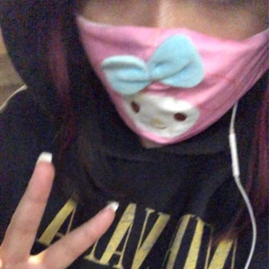 my melody mask - super gullig my melody mask köpt för inte länge sen alls! är helt ny och endast testad för och innan bilden! tvättas självklart innan den skickas ut! frakten är 11 kr💕