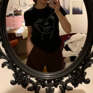 Svart t-shirt med tryck - Jätteskön t-shirt som passar till allt. Strl s men passar även större! Använt en del.