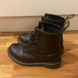 Dr Martens  - Mattsvarta höga dr Martens. Cirka ett halvår gamla och i bra skick då de inte är använda speciellt mycket 