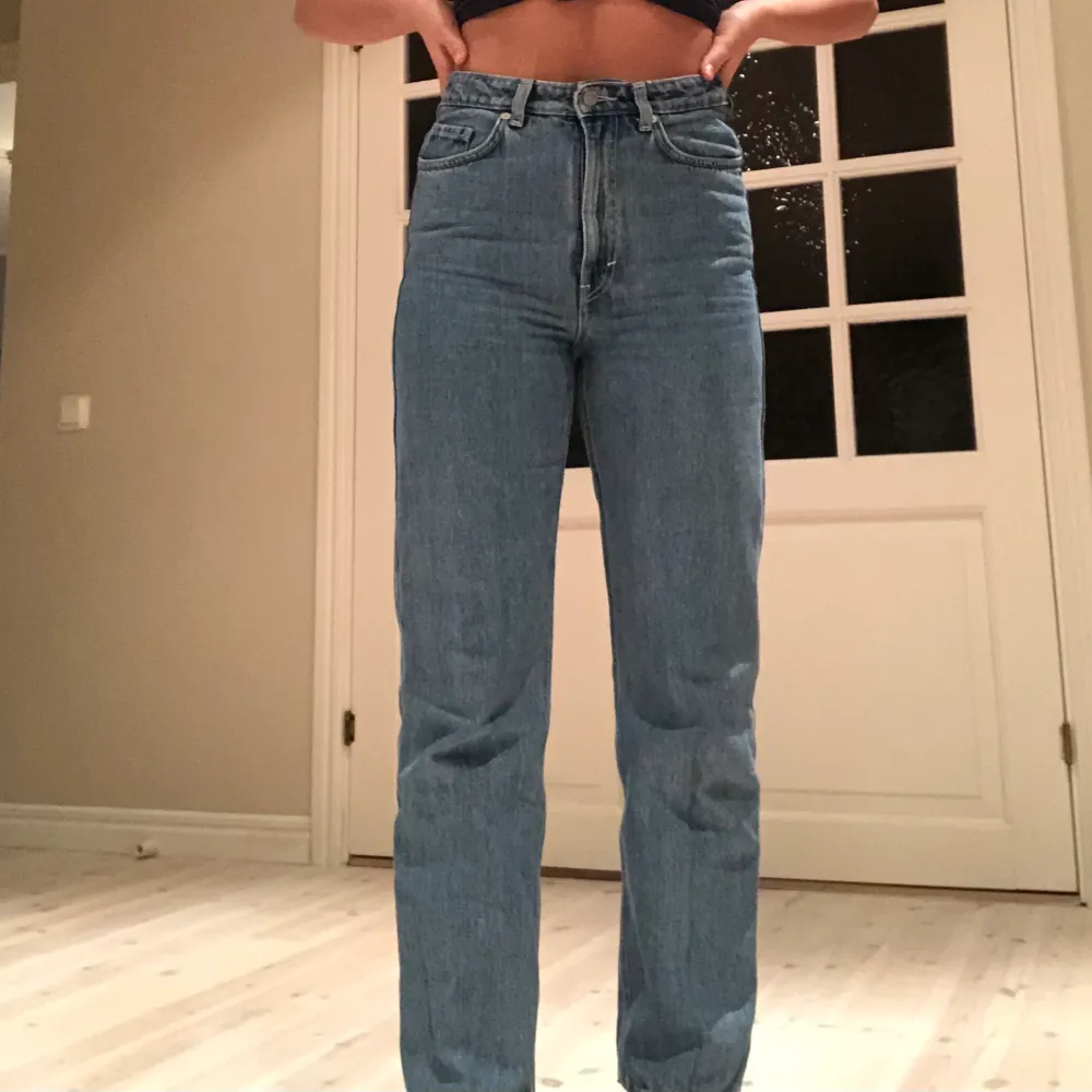 Riktigt snygga jeans från weekday. Säljer pga jag tyckte dom var lite korta för mig som är 168 med långa ben! Bra skick då de är använda ett få tal gånger. Priset kan diskuteras och köparen står för frakt! Storlek W:27 längd:30. Jeans & Byxor.