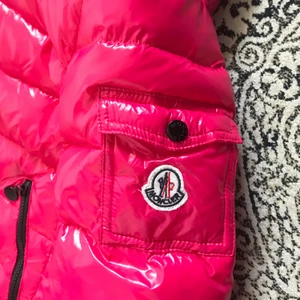Moncler puffer jacket - Säljer den super snygg moncler puffer jackan i storlek xs-s vet inte om den är äkta då den är köpt i secondhand men den är i super bra skick köparen står för frakten🥰