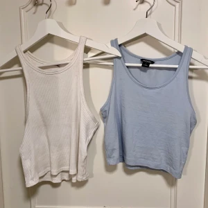 Croptops, Gina + Monki, S - Supersöta croptops från Gina (vita) och Monki (blåa). 50kr st eller båda för 80kr 