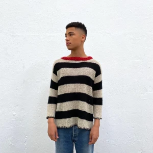 Stickad no:3 - IMASKOPI x PHILIPPA - Stickad secondhand-tröja som är en re-make av @imaskopi i samarbete med Philippa Parnevik. Tröjan passar en XS-XL, beroenden på önskad passform.