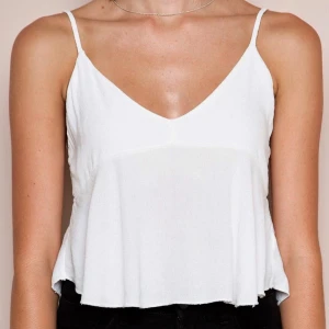 Vit topp - Söt topp från Brandy Melville i viskos/bomull. Använd 1 gång, nyskick! Märkt onesize men det är en XS 💕