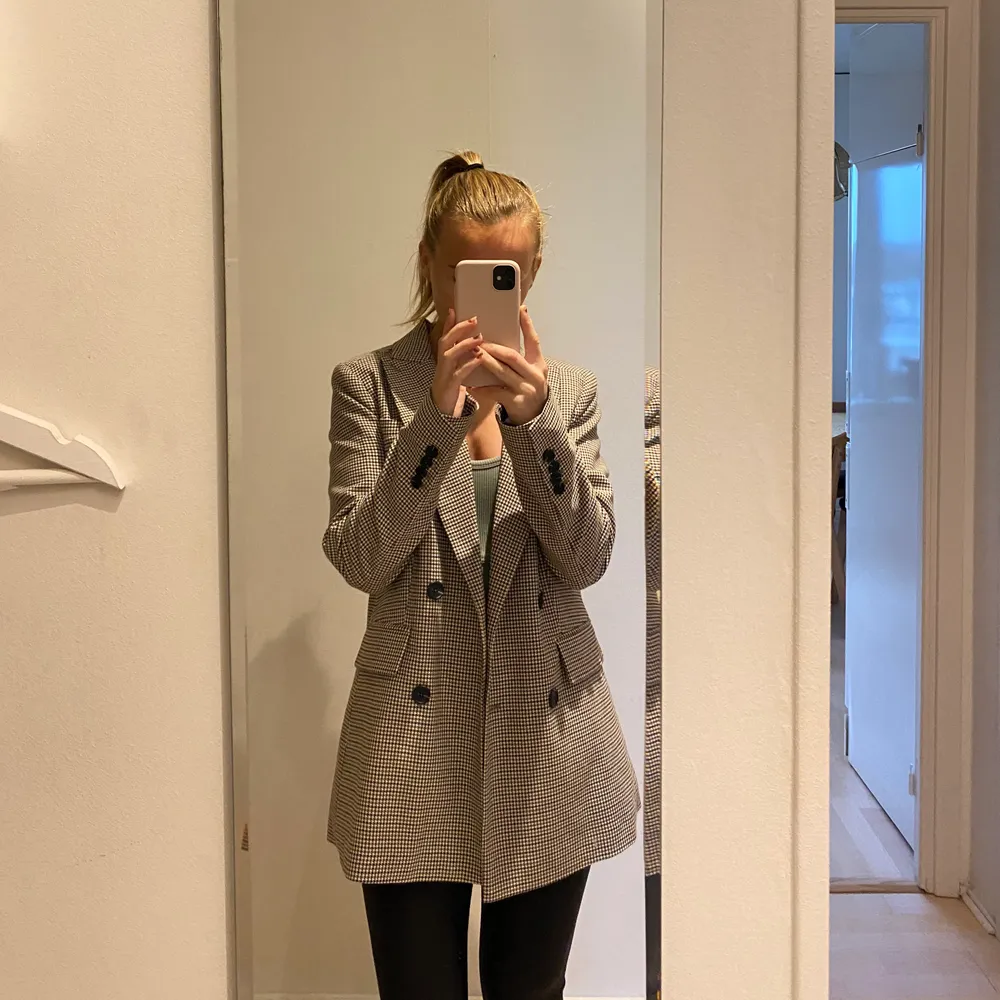 SUPERSNYGG kavaj/blazer i rutigt mönster! Blir inte skrynklig, bra kvalité! Säljer pga har en annan liknande... I strl 36, men oversized i passform. Inga defekter. Köparen står flr frakt (65kr). . Kostymer.