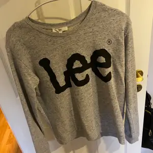 En grå sweatshirt från Lee. Som ny, säljes då den inte kommer till användning. Köpare står för frakt.