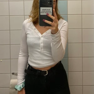 Söt tröja 🤩 - Superfin tröja med knappar som man exempel kan ha över linnen då den är lite genomskinlig! 🤩 använd men är i okej skick! 