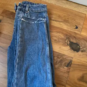 Säljer nu ett par jättecoola jeans från J Lindberg som är typ i storlek xs