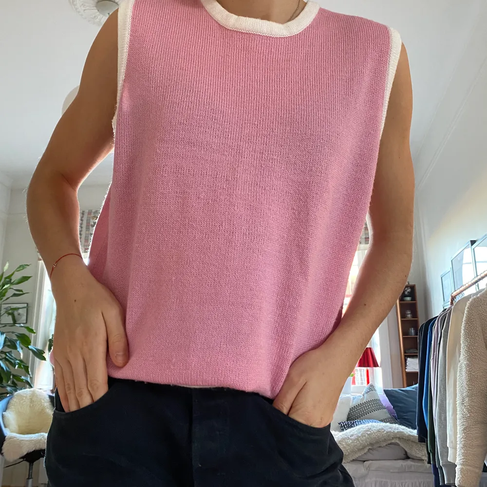 Säljer denna fina rosa väst!! Sjukt najs med en skjorta under eller bara som den är. Köpt här på plick men måste tyvärr sälja vidare pga pengabehov😢❤️ passar strl S-L beroende på önskad passform❤️❤️. Tröjor & Koftor.