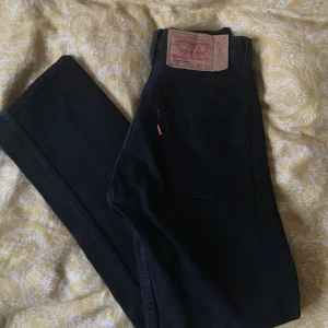 Levis 501! - Ett par skitsnygga levis 501 i prima vintageskick! I strl W27 L30, men små i storleken så passar nog bäst på en W24-26 (XS liten S)! BUDA I KOMMENTARERNA INKLUSIVE FRAKT! Köp direkt för 400 inkl. frakt💓