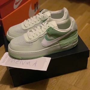 Nike Air Force 1 Shadow Spruce Aura - Size: EU 44.5 / US 10.5 / 12W  Pris: 1300 kr  Slutsålda överallt. 
