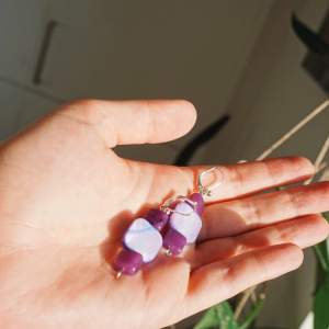 Egengjorda örhängen i gullig lila färg 💜🥰 Frakt 11kr.  