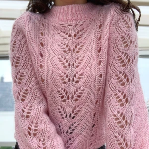 Stickad tröja - Superfin stickad rosa tröja i toppskick 🤩🌟💗 Frakt: 50 kr men kan även mötas upp