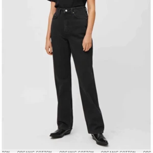 Weekday Row Jeans  - jeans från weekday i modellen row i färgen echo black. dragkedjan är lite svår att stänga ibland samt en liten defekt, se sista bilden! jag är 162 cm, köpare står för frakt✨