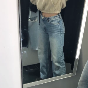 Monki yoko - Snyggaste monki Yoko jeansen i mid blue färgen. De är uppsydda för någon som är 160 och under men de är ”vikta” så man kan bara ta bort stygnen så blir de sin vabliga längd igen.