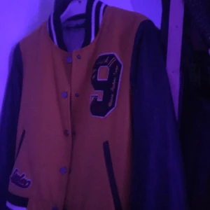 Eagles college jacka  - En gul eagles college jacka med svarta skin armar. Den är ganska liten i storleken så den skulle passa på en Xs eller S. Vid intresse kom privat för flera bilder:))