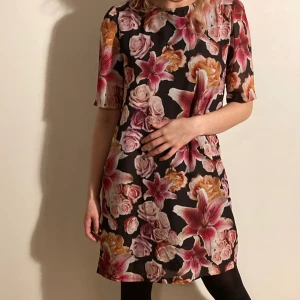 Blommig fin klänning från MONKI 🌷 - 🌷🌺🌷🌺🌷 