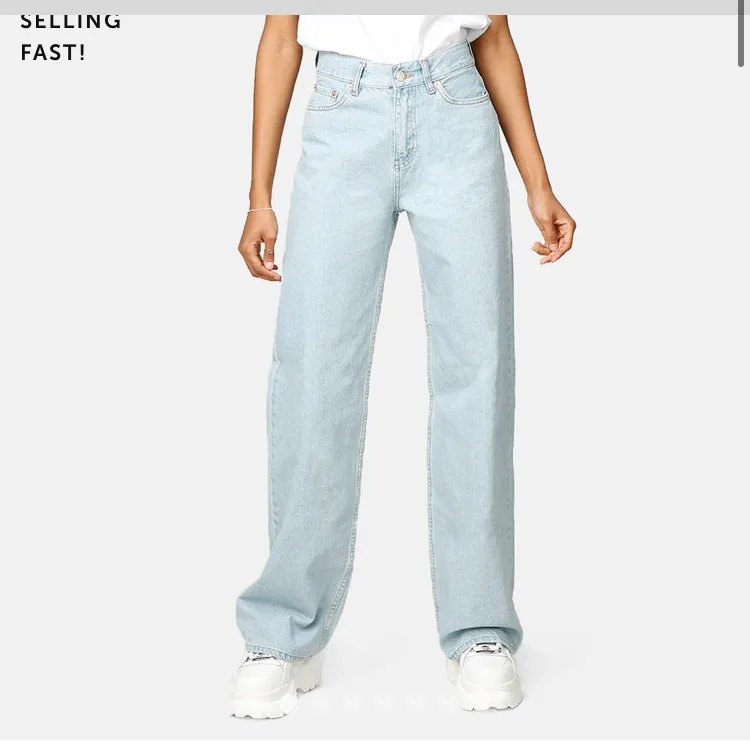 säljer dessa populära junkyard ljusa wide leg jeans:) i färgen ”miami blue”, dom är i storlek 24 allstå XS❤️Använda bara några gånger men säljer för att dom är för långs för mig tyvärr. SÅLDA🥰. Jeans & Byxor.