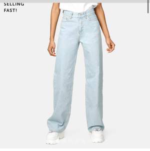 säljer dessa populära junkyard ljusa wide leg jeans:) i färgen ”miami blue”, dom är i storlek 24 allstå XS❤️Använda bara några gånger men säljer för att dom är för långs för mig tyvärr. SÅLDA🥰