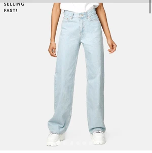 Junkyard wide leg jeans  - säljer dessa populära junkyard ljusa wide leg jeans:) i färgen ”miami blue”, dom är i storlek 24 allstå XS❤️Använda bara några gånger men säljer för att dom är för långs för mig tyvärr. SÅLDA🥰