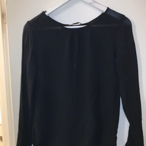 Svart topp öppen rygg - Rensar garderob efter flytt allt är inklusive frakt! 