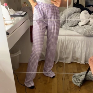 Rutiga lila byxor  - Säljer dessa coola byxor pågrund av förlånga bara provade, köptes på Design by Si