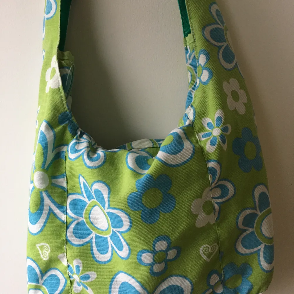 ljusgrön axelväska med ljusblåa blommor på, superfint skick 💚💙. Väskor.