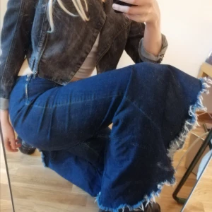 Flare utsvängda bootcut jeans - Coola handgjorda utsvängda jeans i väldigt stretchingt jeans-tyg. Dragkedja på vänster sida i midjan. Har ingen storlek men skulle gissa stl 38-40 då jag brukar ha 36-38 och dessa är lite för stora för mig. Frakt tillkommer