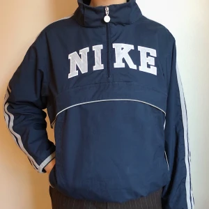 Nike pullover jacka - Skitsnygg pullover jacka från Nike. Fleecematerial inuti så den är ganska varm. Igentligen en barnstorlek, men passar S/M💙