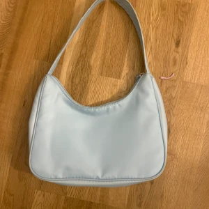 Monki väska  - Populär monki väska i färgen ljusblå, den är så gott som ny då jag endast använt den 3 gånger. Säljer för att den inte riktigt var min stil🤍