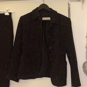 Max mara tvådel sett - Brunsvart tvådelat sett, en pennkjol och kavaj från Max Mara. Skicket är som nytt. Storleken är 36, kvinna. 