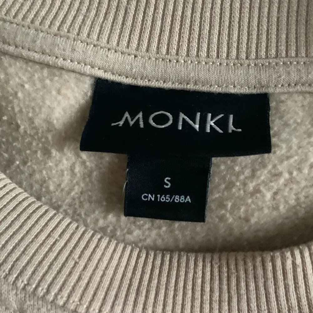 Säljer denna beige sweatshirt från Monki. Säljer pga att jag inte använder den. Frakt tillkommer. Nypris: 250. Tröjor & Koftor.