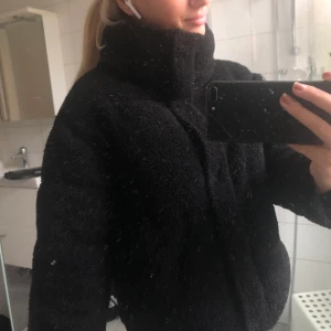 Jacka  - En jätte fin o skön jacka från Primark. I bra skick, varm. Strl: S. 💜