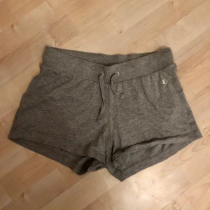 Champion shorts  - Knappt använda gråa mjukisshorts från Champion i supermjukt och mysigt material! 🥰