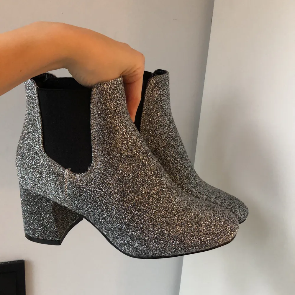 Glitter boots, glitter skor, glitter klackar jag beställde från ellos. Aldrig använda! Super bekväma och lätta att gå i! Hör av er vid frågor!. Skor.