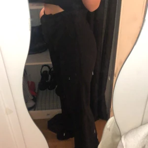 Kostymbyxor  - Jätte fina kostymbyxor som säljs pågrund av att jag inte använder de. Dem är lite stora på mig men dom är väldigt sköna😍😍😍 från Nelly