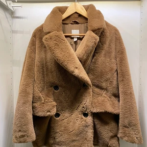 Brun fluffig pälsjacka  - Brun fluffig pälsjacka från HM. Använd endast ett fåtal gånger. Priset går att diskuteras