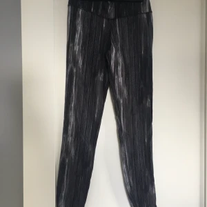 Nike träningstights - Träningstights med mönster från Nike                           Köparen står för frakt!