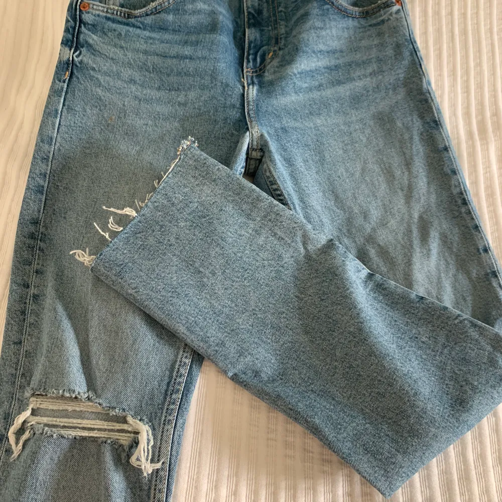 Säljer mina Zara jeans med hål de är väldigt fina men inte min stil de är nästan aldrig använda . Jeans & Byxor.