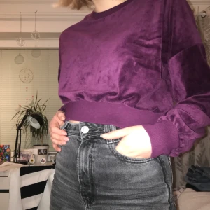 Mysig croppad sweatshirt från BikBok - Riktigt fin lila croppad sweatshirt i velour från BikBok i stl S. Färgen ser mörkare ut i verkligheten. Säljer eftersom det inte är min stil längre