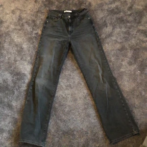 Populära zarajeans  - Snygga grå/svarta jeans från zara. Jeansen sitter snyggt, hög midja och långa raka ben. Byxorna är knappt använda, nästan som nya. 