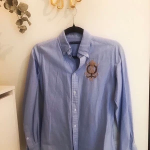 Ralph Lauren Skjorta - Helt ny stilren skjorta från Ralph Lauren i storlek 34. Har aldrig använts då den inte passar mig. 