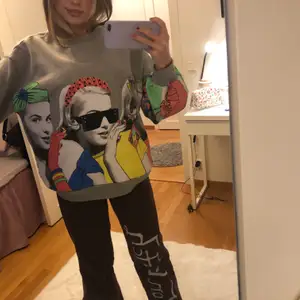 Säljer denna fina sweatshirt från zara som inte kommer till användning. Köptes för 400kr. Den är storlek s men ja skulle säga den kan passa alla storlek det beror på helt vilken passform man vill ha.❤️