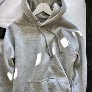 Säljer denna ljusgråa hoodie, perfekt nu i vinter! Den är i storlek XS men har lite lose fit. Säljer den då jag har flera andra gråa hoodies. Säljer för 179kr. Köparen står för frakt💛