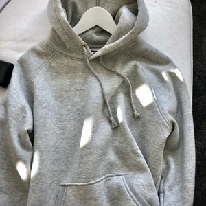 Grå hoodie - Säljer denna ljusgråa hoodie, perfekt nu i vinter! Den är i storlek XS men har lite lose fit. Säljer den då jag har flera andra gråa hoodies. Säljer för 179kr. Köparen står för frakt💛