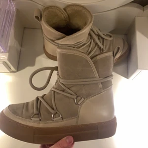  inuikii  - Skor från & other Storfors. Köpte för 1500kr skor som liknar inukkii. Säljer eftersom jag inte har fått användning för dem. Buda