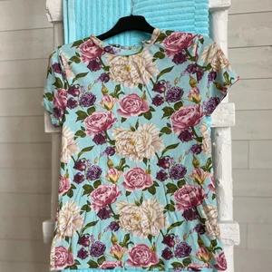 T-shirt - Blommig nästintill oanvänd t-shirt ifrån carlings!✨