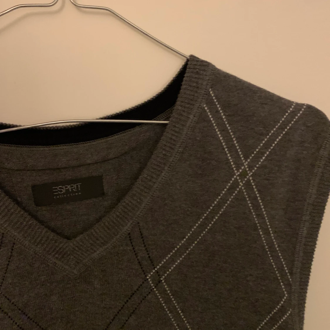 grå väst med rutigt mönster - 91